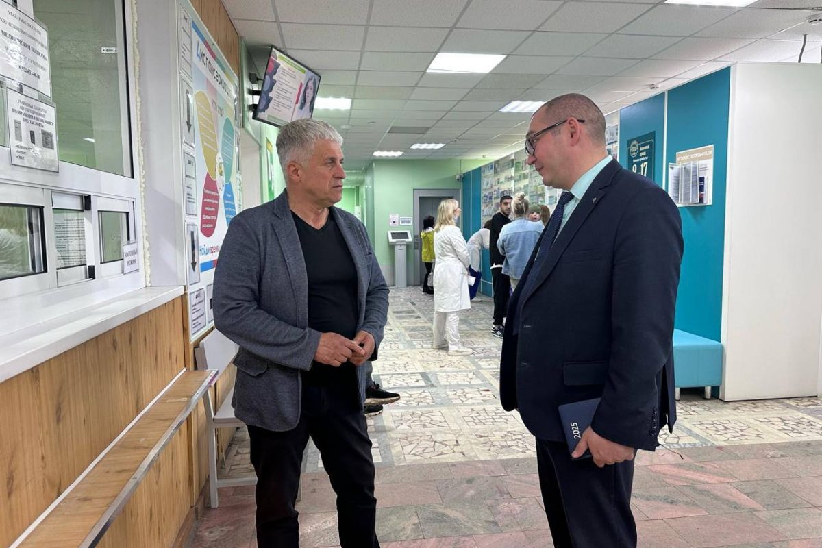 Секретарь Каслинского местного отделения партии «Единая Россия», глава Каслинского района Игорь Колышев следит за ходом капитального ремонта стационара в районной больнице