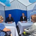 В Аше на центральной площади прошел выездной приём граждан с секретарём местного отделения партии «Единая Россия» Леонидом Назаровым и депутатским корпусом