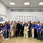 Народная артистка России Надежда Бабкина посетила штаб общественной поддержки «Единой России» и приняла участие в мастер-классе по плетению маскировочных сетей