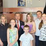 Анатолий Выборный навестил многодетную семью из Строгино