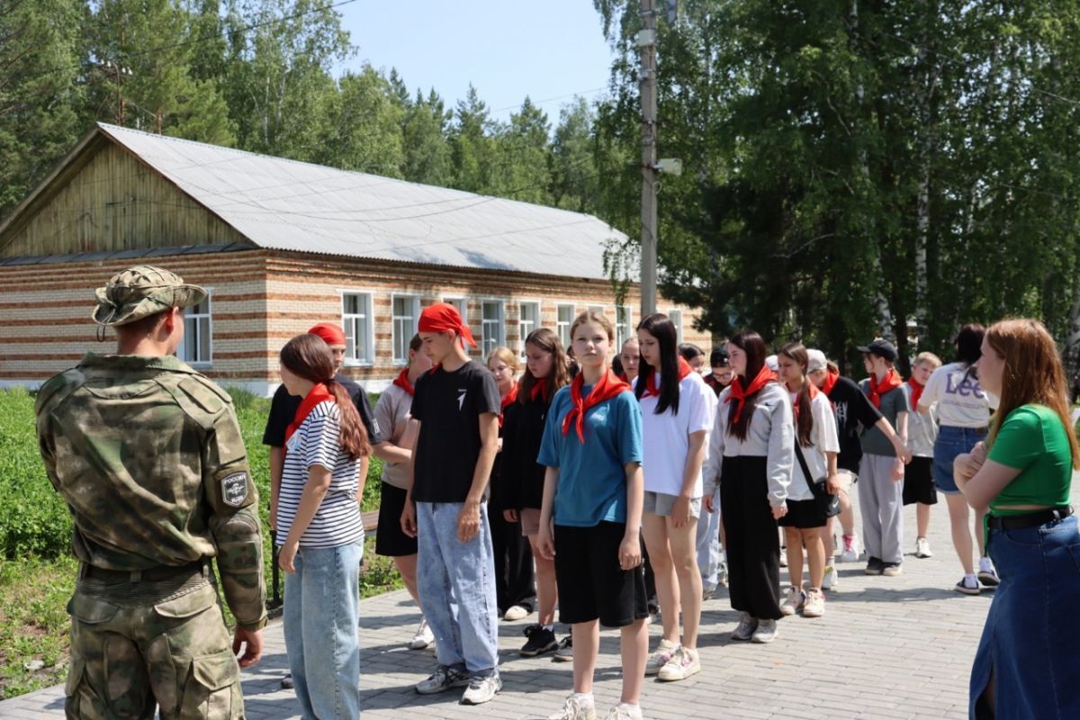 Молодогвардейцы Пластовского округа с энтузиазмом отправились в детский лагерь «Лесная сказка» для участия в военно-патриотической игре «Зарница»