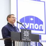 Владимир Якушев вручил партбилеты «Единой России» сотрудникам завода «Купол» в Ижевске
