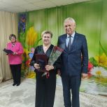 В Нягани партийцы поздравили соцработников с профессиональным праздником