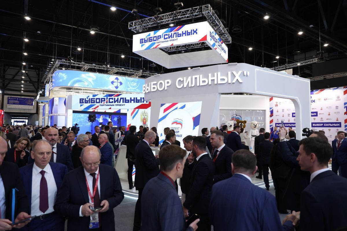 Владимир Якушев открыл работу стенда «Единой России» «Выбор сильных» на ПМЭФ