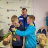 В Новом Уренгое готовят юных спасателей на стации скорой помощи
