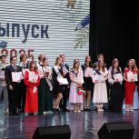 Партийцы поздравили выпускников Анадыря с получением аттестатов