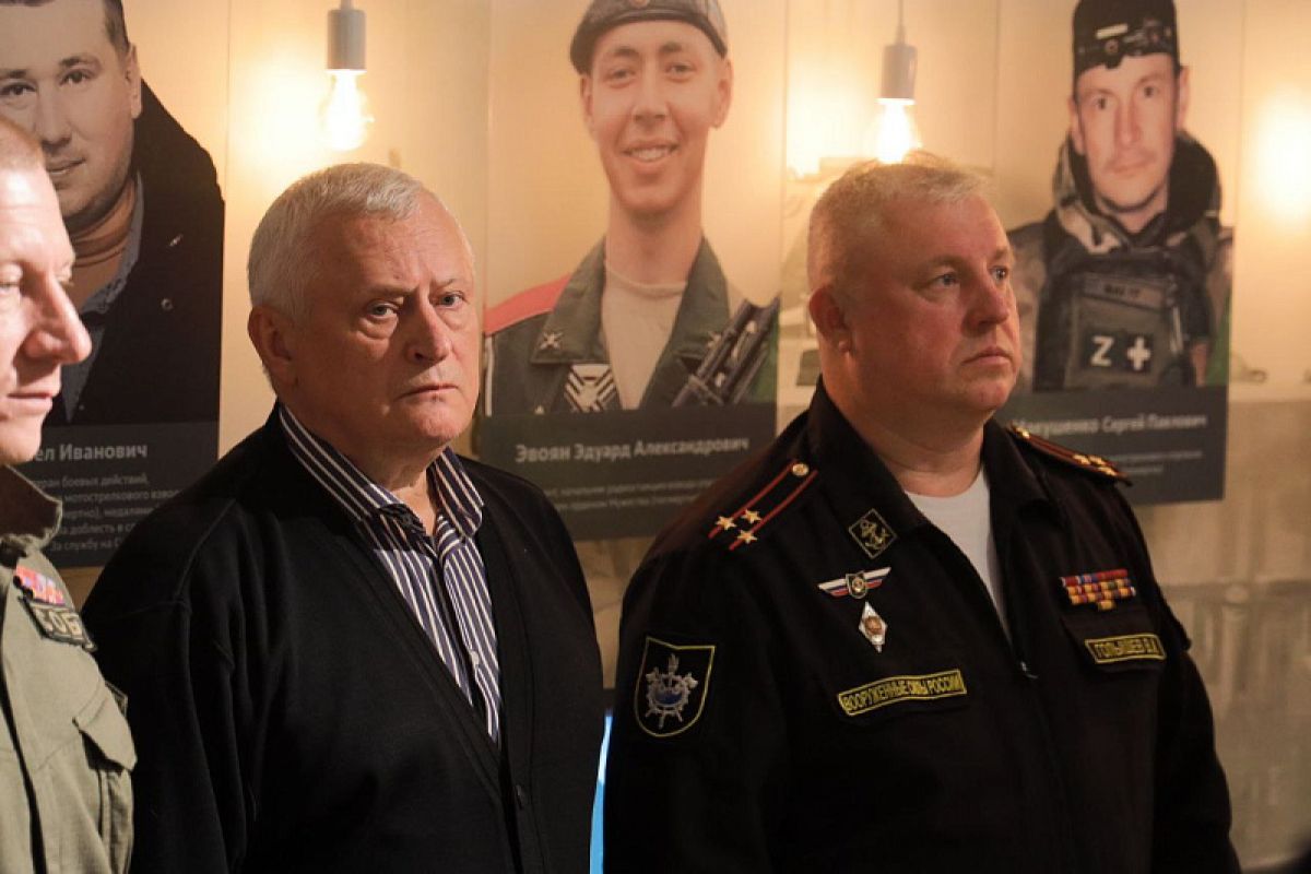 В Архангельских Гостиных дворах открылась выставка «СВОИ», посвященная героям специальной военной операции