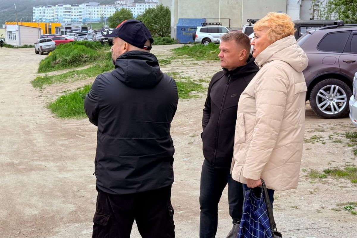 Сергей Смирнов совместно с жителями улицы Флотская в Магадане обсудил вопросы благоустройства