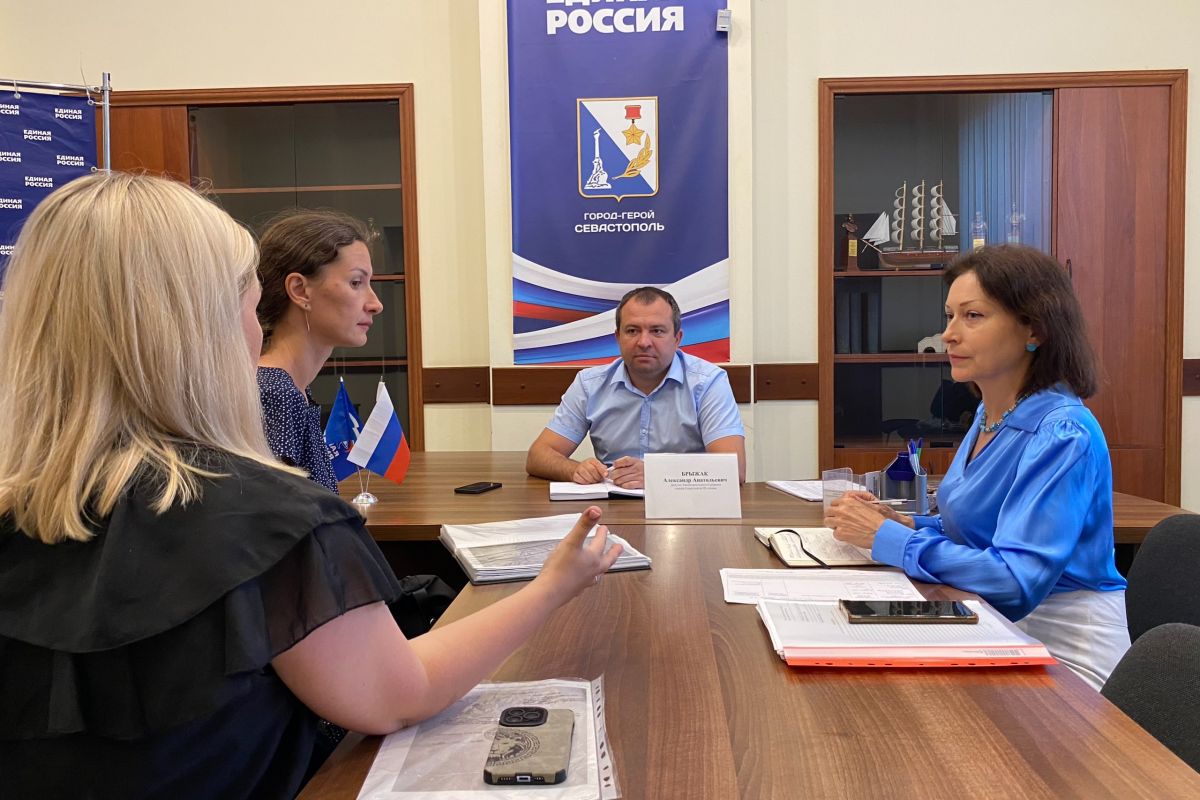 Александр Брыжак провел прием граждан в региональной общественной приемной Председателя партии «Единая Россия»