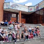 Координатор проекта «Единая страна- доступная среда» Партии «Единая Россия» в Пензенской области Яна Куприна организовала для пришкольного летнего лагеря «Солнышко» экскурсию в областной театр «Кукольный Дом»