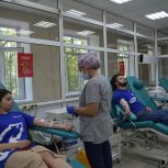 Активисты «Единой России» и «Молодой Гвардии» сдали кровь в омском Центре крови