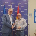 В исполнительном комитете Тракторозаводского местного отделения партии «Единая Россия» прошла церемония вручения партийного билета новому члену партии – Александру Иванычеву