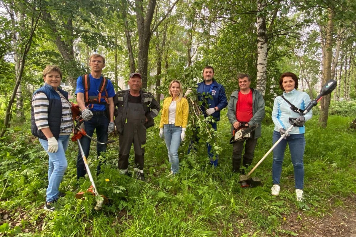 Новодвинские партийцы навели порядок в одном из скверов Новодвинска