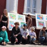 Панков: Юные художники устроили выставку своих рисунков у картинной галереи им. Петрова-Водкина