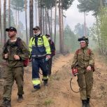 Волонтеры Единой России продолжают отбивать от огня лес вблизи поселка Зыково