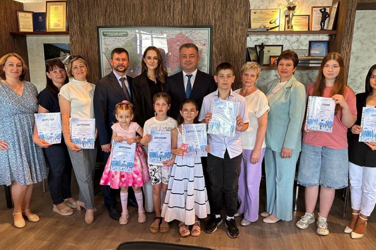 Победителей конкурсов «Безопасные дороги глазами ребенка» и «Уголок безопасности дорожного движения» наградили в Алтайском крае