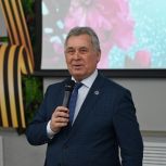 Алтайские единороссы и сторонники партии поздравили социальных работников с профессиональным праздником