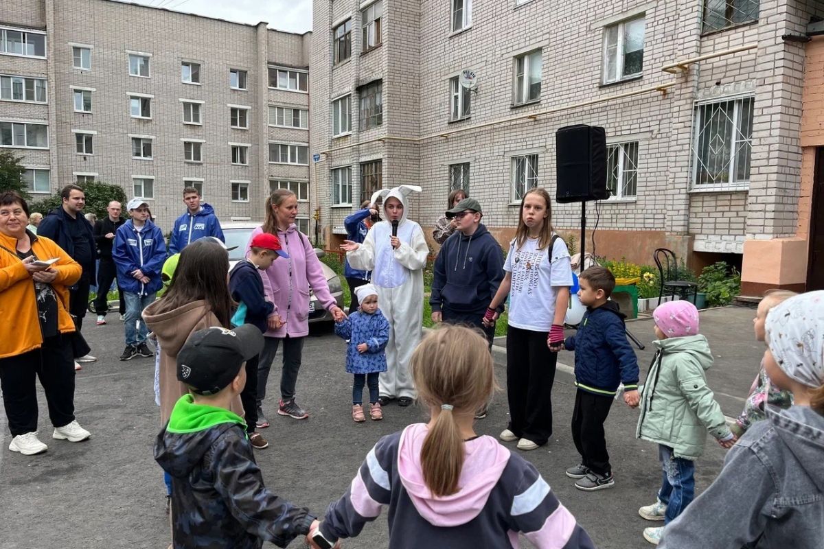 Счастливые улыбки, танцы и детский смех