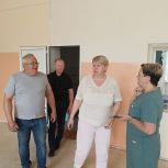 Галина Полякова вместе с Сергеем Охотниковым проверили ход ремонтных работ в Островской средней школе