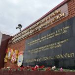 Единороссы почтили память погибших защитников и тружеников Мурманска