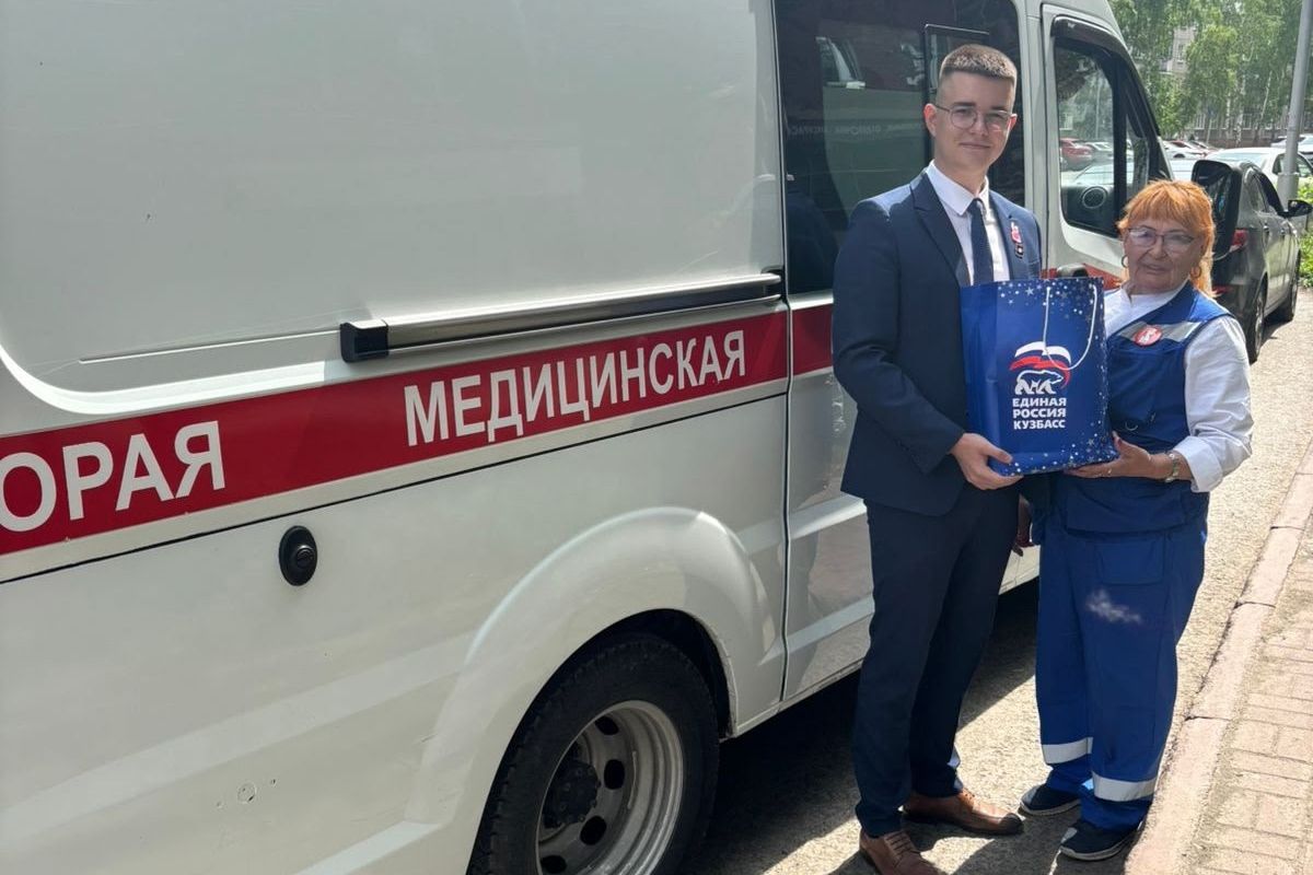 Кемеровские единороссы поздравили ветерана скорой помощи с Днем медработника