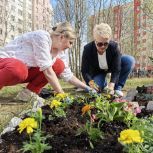 «Цветущий город»: Новоуренгойцы озеленяют территорию Академгородка