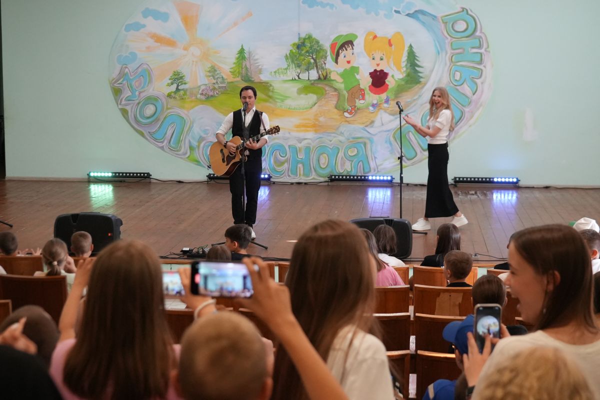 Родион Газманов выступил с концертом для детей из Курской области в подмосковном лагере «Лесная поляна»