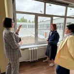 Партийцы проверили установку окон в курской школе