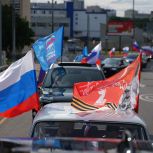 В автопробеге в честь Дня России на юго-востоке столицы приняли участие более 100 человек