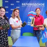 Активистки «Женского движения Единой России» из Беловодска в ЛНР сплели тактические браслеты для бойцов СВО