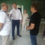 Исполняющий полномочия секретаря местного отделения Партии "Единая Россия" Денис Меньшиков провел мониторинг капитального ремонта центральной детской библиотеки
