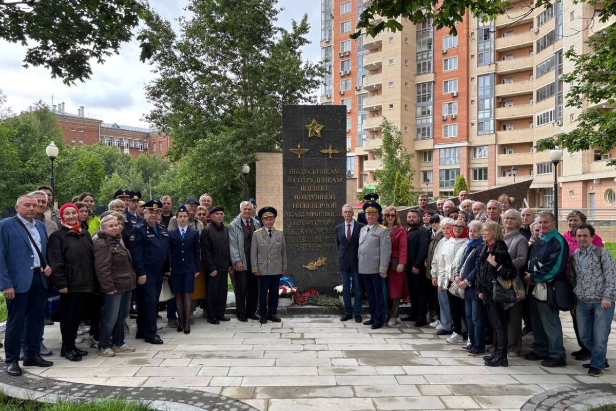 В память о героях: В районе Аэропорт открыт обновленный обелиск погибшим в годы  войны выпускникам академии Н.Е. Жуковского