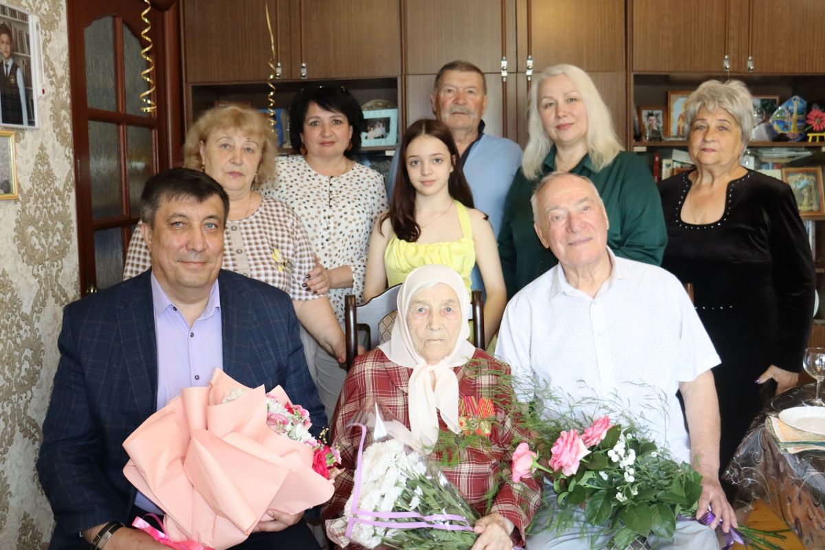 Партийцы поздравили Екатерину Климентьевну Савинову со 100-летним юбилеем