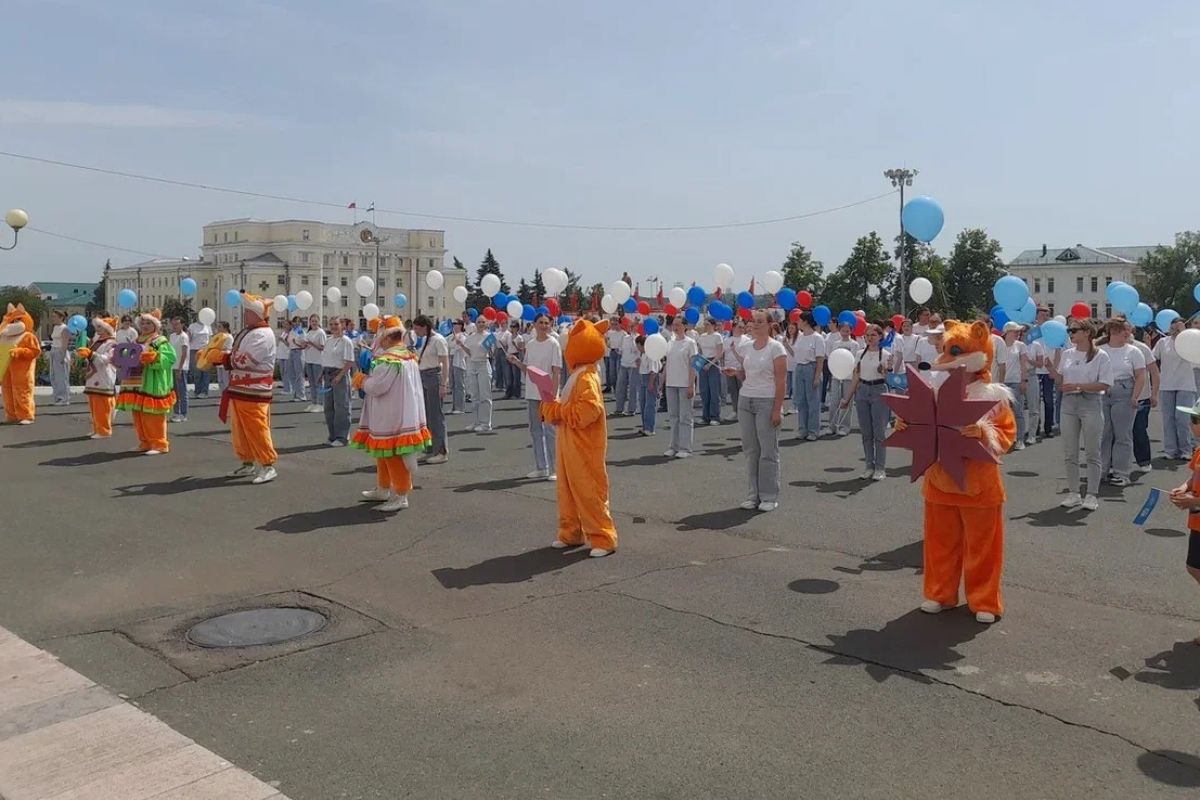 В День защиты детей  активисты  регионального отделения партии и «Молодой Гвардии Единой России»   приняли участие  в  Параде счастливых семей   и  семейном флешмобе