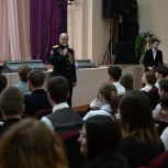 Победитель предварительного голосования «Единой России» и участник программы «СВОй резерв18» провели урок мужества для школьников региона