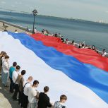 В Саратове развернули 100 — метровый флаг России