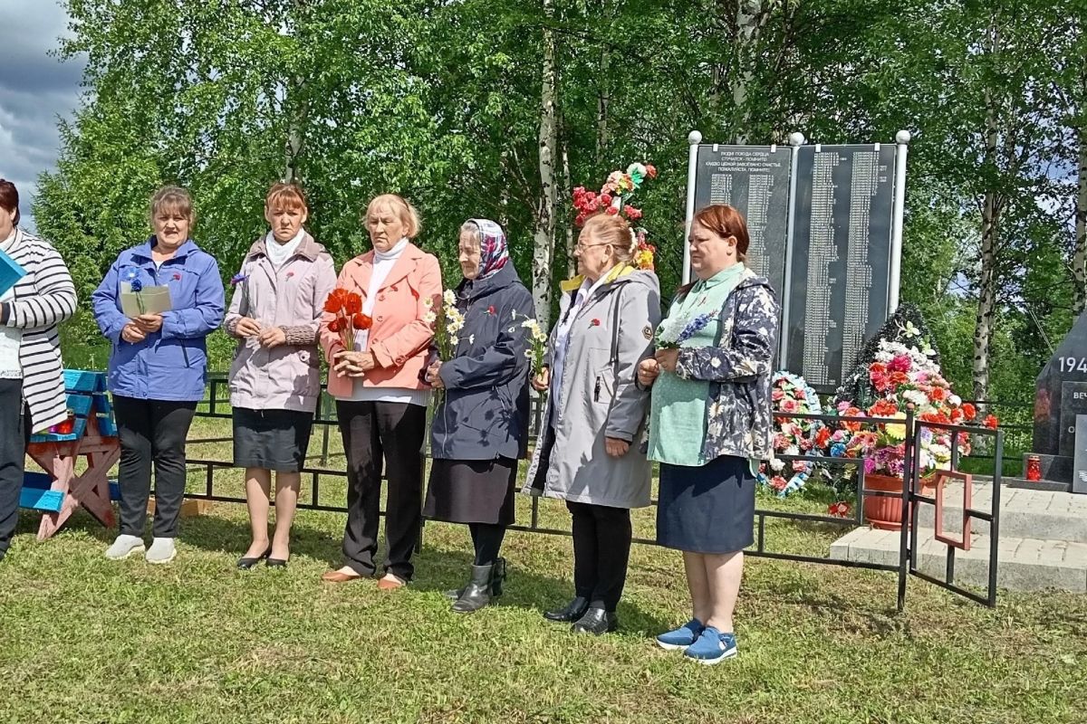 В деревне Окуловская у памятника воинам Великой Отечественной войны состоялась акция "Свеча памяти"