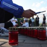 Огненные картины войны и свечи памяти: «Единая Россия» совместно с «Волонтерами Победы» провела в Омске акции ко Дню памяти и скорби