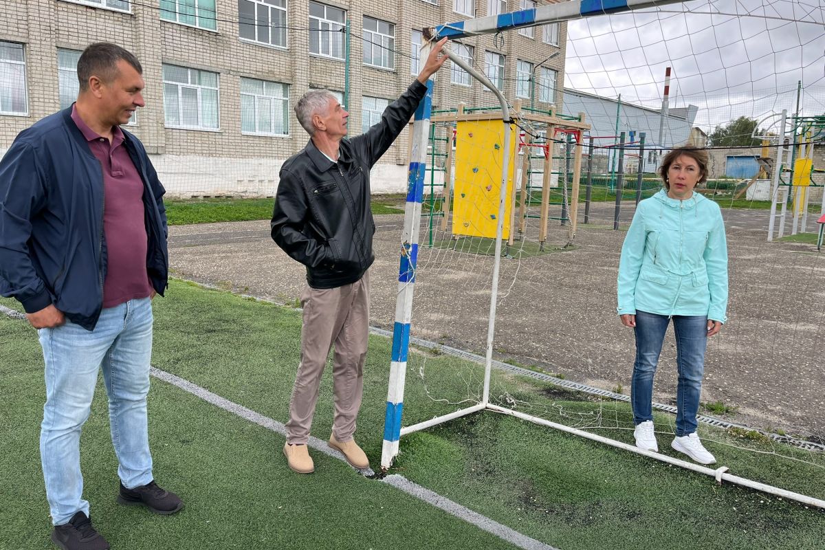 В Атюрьевском районе партийцы проконтролировали безопасность детских спортивных объектов