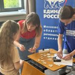 В Дмитровском партийцы и молодогвардейцы провели творческий мастер-класс для детей из семей многодетных и участников СВО