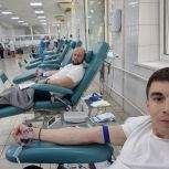 Единороссы продолжают сдавать донорскую кровь