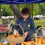 В Хиславичах прошла праздничная ярмарка – свою продукцию представили получатели соцконтрактов