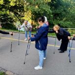 В Калининграде активисты «Женского движения Единой России» запустили тренировки по скандинавской ходьбе