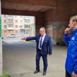 Член Центрального местного отделения партии «Единая Россия» Александр Казаков провёл инспекцию одного из дворов Центрального района города
