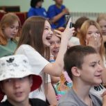 При участии «Женского движения Единой России» в подмосковном лагере организовали праздник для детей из Курской области
