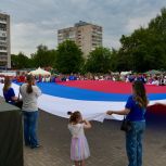 Молодогвардейцы Тверской области развернули 16-метровый флаг на Центральной площади