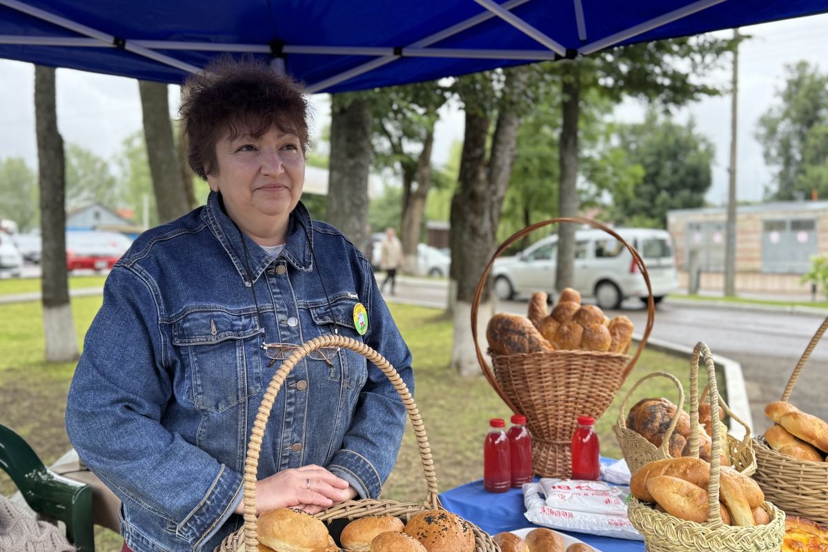 В Хиславичах прошла праздничная ярмарка – свою продукцию представили получатели соцконтактов
