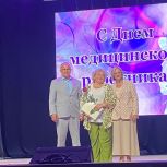Цветы, подарки, слова благодарности: «Единая Россия» поздравляет медиков региона с профессиональным праздником
