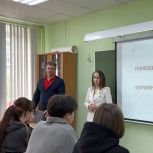 «Единая Россия» организовала «советский кинопоказ» в медицинском колледже