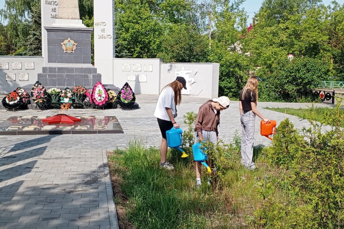 "Историческая память": В Зубово-Полянском районе школьники благоустроили территорию обелиска погибшим воинам